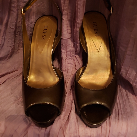 Guess size 8.5 gorgeous peep toe ankle strap green shoes. - Picture 3 of 5